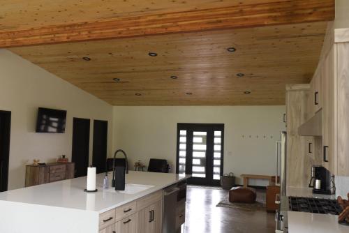 Kuchyň nebo kuchyňský kout v ubytování Birch Creek House