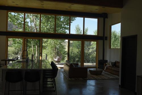 Posezení v ubytování Birch Creek House