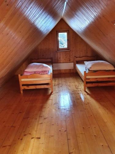 Habitación con 2 camas en una cabaña de madera en Domek Biała Dolina, en Szklarska Poręba