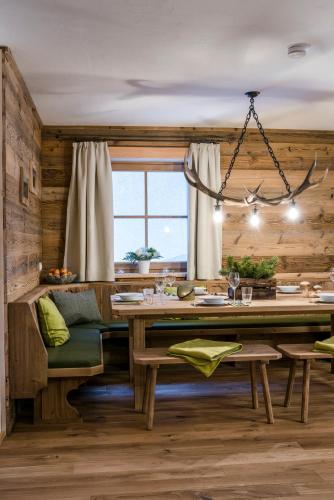 a dining room with a table and a chandelier at Das Kleinarl in Kleinarl