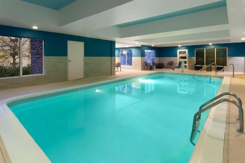 a large swimming pool in a hotel room at Hampton Inn & Suites Scottsburg in Scottsburg