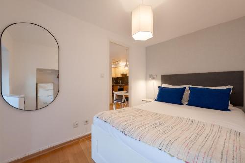 - une chambre avec un grand lit et un miroir dans l'établissement Contemporary Apartment in Chiado 3, à Lisbonne