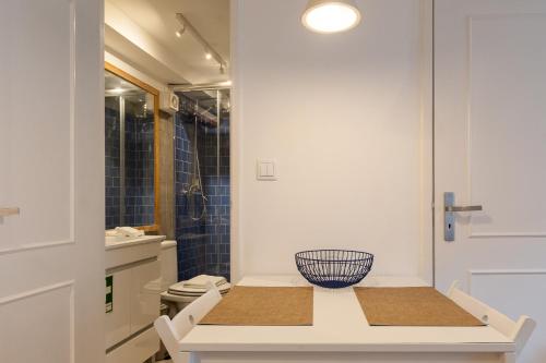 - une salle de bains avec une table et un bol dans l'établissement Contemporary Apartment in Chiado 3, à Lisbonne