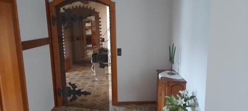 a hallway with a large mirror in a room at Ferienwohnung Aue Deußen in Erftstadt