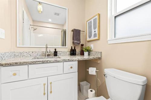 Bilik mandi di New! Beautiful 1BR in Sharon Lane