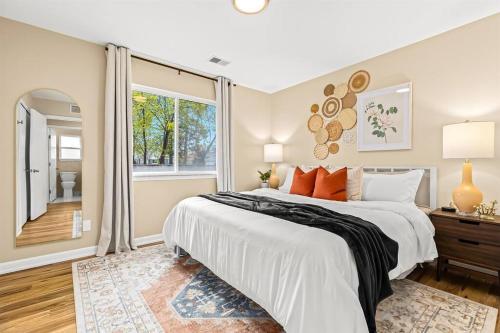een slaapkamer met een groot bed en een groot raam bij New! Beautiful 1BR in Sharon Lane in Roseville