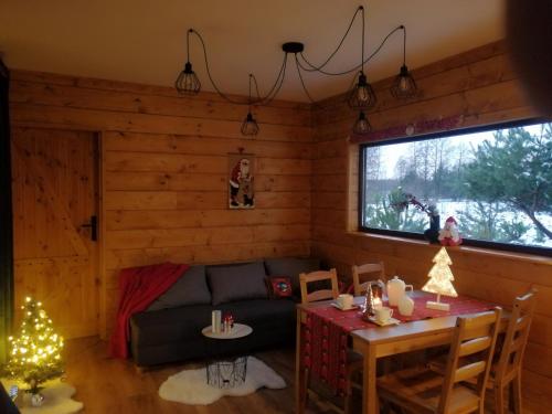 ein Wohnzimmer mit Sofa und Tisch in der Unterkunft Raj nad Narwią in Zatory