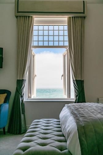 Una cama o camas en una habitación de The Strand Hotel, the former residence of Oscar Wilde