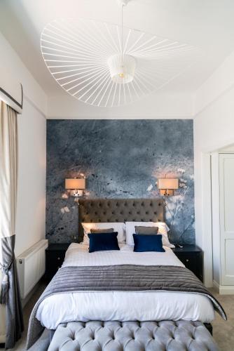 Una cama o camas en una habitación de The Strand Hotel, the former residence of Oscar Wilde