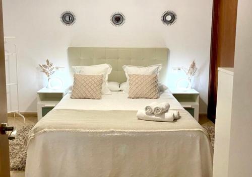 a bedroom with a bed with two towels on it at Apartamento Playa Blanca in Corcubión