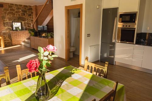 a vase with flowers on a table in a kitchen at La Tahona in Fermoselle