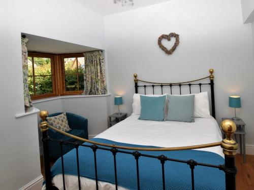 Bourton的住宿－1 bed property in Shaftesbury 46774，卧室配有一张位于墙上的床铺。