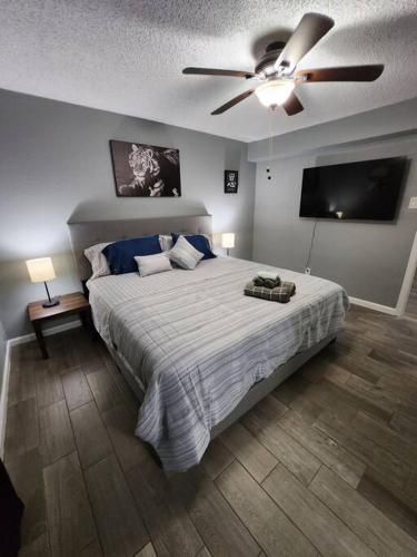 1 dormitorio con 1 cama grande y ventilador de techo en Blue Shark *H14* @ Montrose Elegant 1BR King Apartment, en Houston