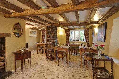 een restaurant met tafels en stoelen in een kamer bij Tinhay Mill in Lifton