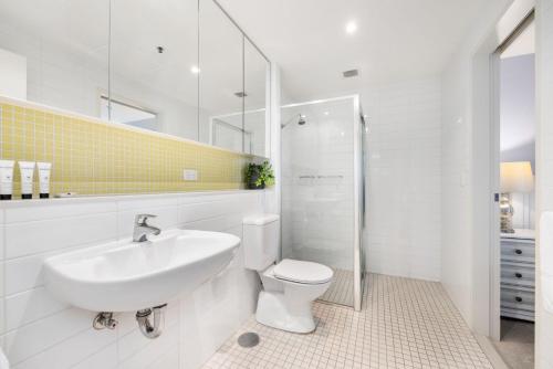 La salle de bains blanche est pourvue d'un lavabo et de toilettes. dans l'établissement Belle Escapes - Bay View Lookout With Sea Views, à Glenelg