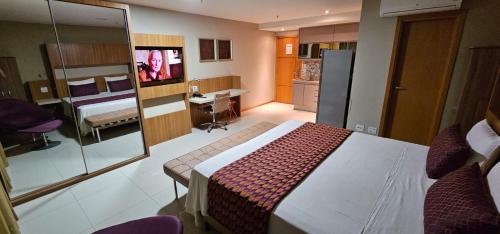 a hotel room with a bed and a bathroom at Flat de luxo no Jade Park Sul Brasília-DF in Brasilia