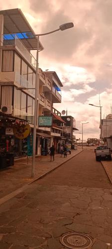 巴克里索莫雷诺港Mantarraya的一条城市街道，路灯和建筑物林立。