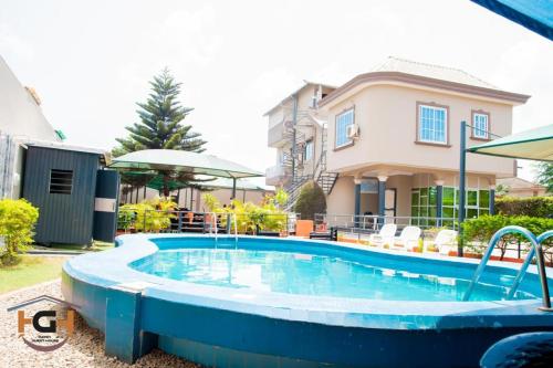 una piscina frente a una casa en HAPPY GUEST HOUSE - HGH en Abomey-Calavi