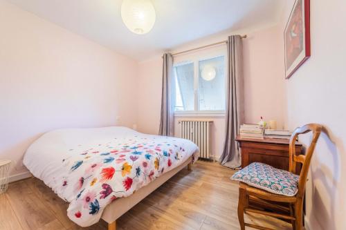 une chambre avec un lit, un bureau et une fenêtre dans l'établissement Le Refuge de l'Écrivain - 2 Chambres, à Brive-la-Gaillarde