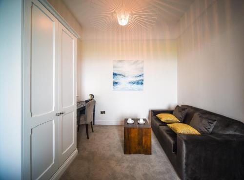 Un lugar para sentarse en The Strand Hotel, the former residence of Oscar Wilde