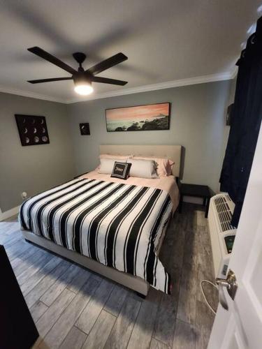 - une chambre avec un lit et un ventilateur de plafond dans l'établissement Blue Shark *H12* @ River Oaks Modern 1BR King Apartment, à Houston
