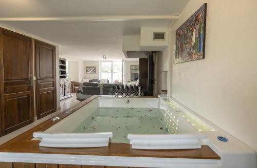 una gran bañera de hidromasaje en el medio de una sala de estar en Retrouvailles Vosges comtoises msp Raphi et Gabi SPA, en Mailleroncourt-Saint-Pancras