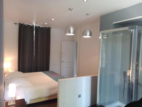 um quarto com uma cama e uma cabina de duche em vidro em Le Manoir de Villefermoy em Les Écrennes