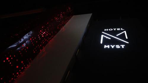 蒙特雷的住宿－Hotel Myst.，书上贴上黑泽尔的标签