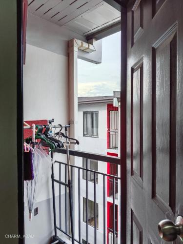 ein Fahrrad, das auf dem Balkon eines Gebäudes geparkt ist in der Unterkunft Amenadiel & CC - Imus Staycation in Imus