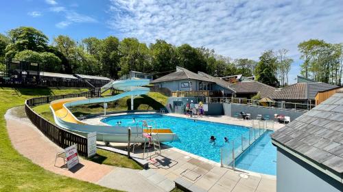 uma grande piscina com escorrega aquático em Lodge Nine - A Beautiful Holiday Home in Devon em Chudleigh