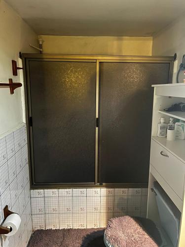 a shower with a glass door in a bathroom at Económicas y Cómodas Habitaciones Privadas cerca de Playa in Arica