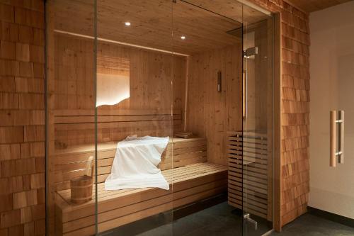 een badkamer met een sauna en een glazen wand bij Melcherhof Leutasch in Leutasch