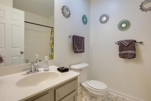 een badkamer met een wastafel, een toilet en een spiegel bij Chic Lexington Home with Deck about 5 Mi to Downtown! in Lexington