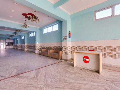 Habitación grande con una señal de stop en la pared en OYO Flagship Radhe Radhe Hotels en Kānpur