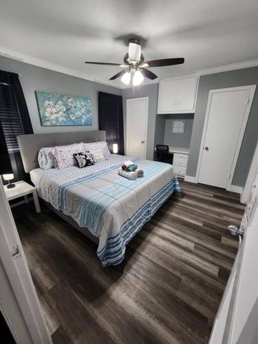 een slaapkamer met een bed en een plafondventilator bij Blue Shark *G1* @ Montrose Urban 1BR King Apartment in Houston