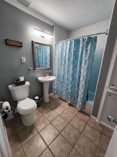 Blue Shark *G1* @ Montrose Urban 1BR King Apartment في هيوستن: حمام مع مرحاض ومغسلة