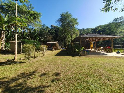 park z pawilonem i miejscem piknikowym w obiekcie Recanto do Pontal Camping w mieście Angra dos Reis