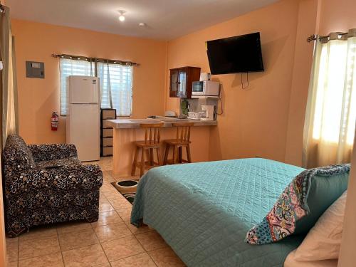 sala de estar con cama y cocina en West Coast Garden en Ciudad de Belice