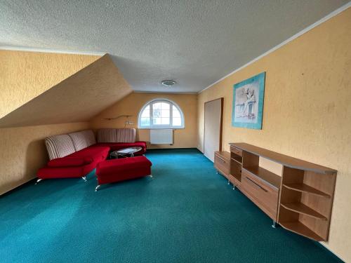 Habitación con 1 cama y 2 sillas rojas en Dům Julie en Tachov