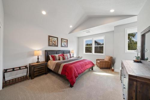 a bedroom with a bed and a desk and a chair at Red Door MCA#50500 in Manzanita