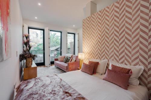 - une chambre avec un grand lit et un salon dans l'établissement SUN CHARMING APARTMENT, à Porto
