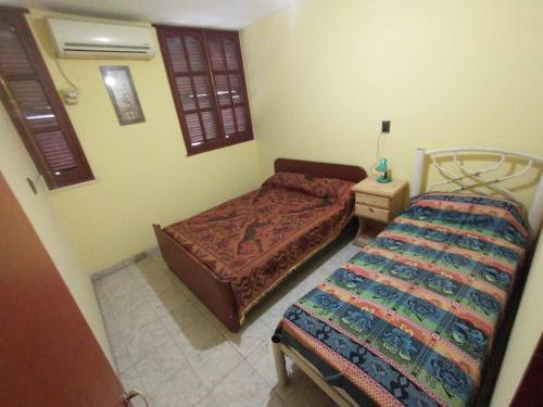 1 dormitorio con 2 camas en una habitación con en CABAÑAS LDM en San Isidro