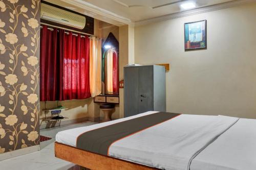 1 dormitorio con cama y ventana en Collection O Hotel Shiv Inn en Pune