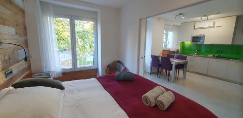 1 dormitorio con 1 cama grande y cocina en Park Vista, en Zagreb