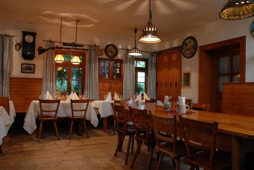 uma sala de jantar com uma mesa longa e cadeiras em Hörger Biohotel und Tafernwirtschaft em Kranzberg