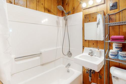 une salle de bain avec une baignoire blanche et un lavabo dans l'établissement Rosebud Cottage, à Joseph