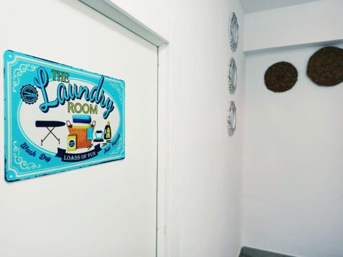 un cartel en la puerta de una habitación en Casa Inés Corcubión, en Corcubión