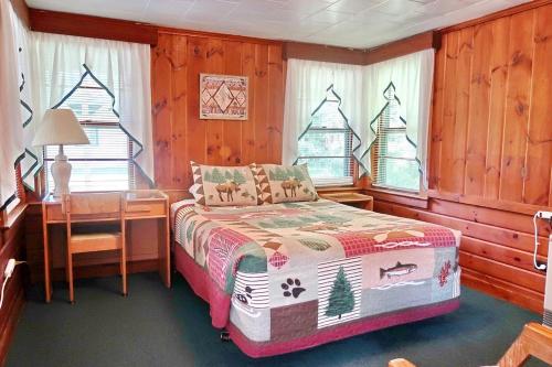 1 dormitorio con 1 cama, escritorio y ventanas en PATIO MOTOR COURT en Carroll