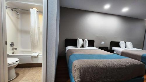 Habitación de hotel con 2 camas y baño en Motel 6-Webster, TX - Houston - Nasa Lake, en Webster