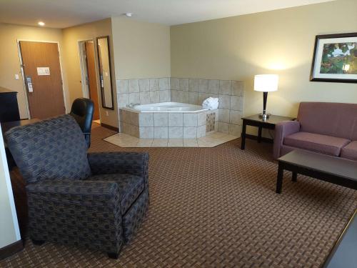 a living room with a tub and a chair and a couch at Best Western Plus Vintage Valley Inn in Zillah